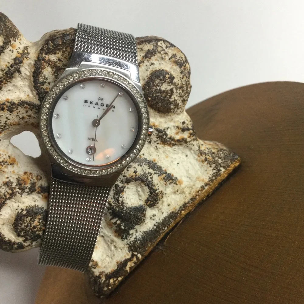 SKAGEN WOMENS GLITZ MOTHER OF PEARL DIAL WATCH EUC